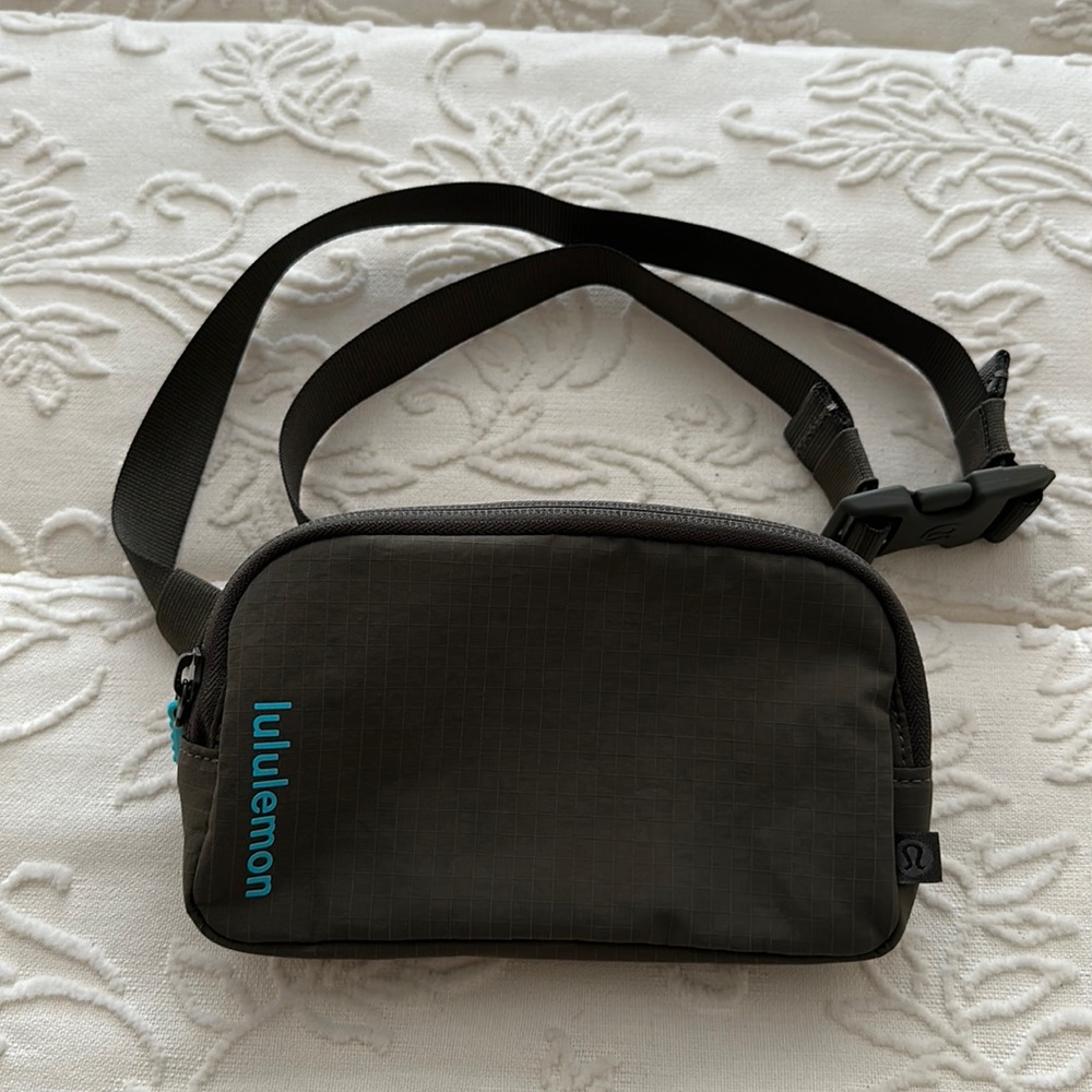Lululemon belt bag NWOT - Picture 2 of 8
